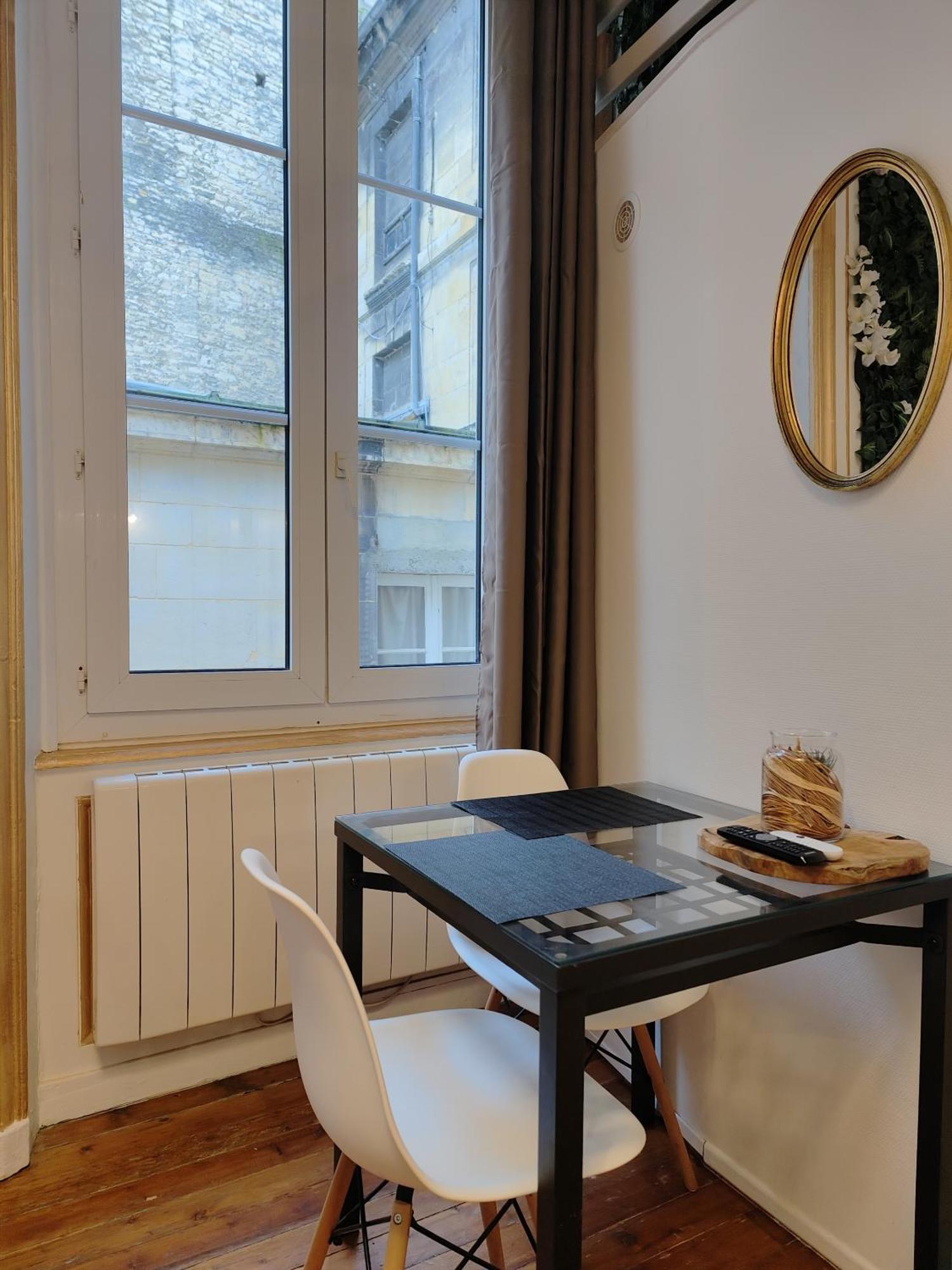 캉 Studio Lumineux Et Fleuri Idealement Situe 아파트 외부 사진